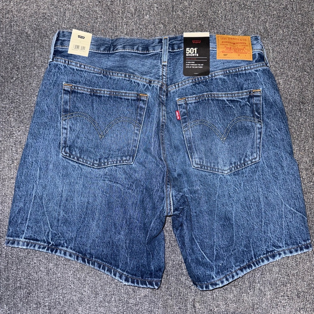 NWT Levi’s Denim Mid Thigh Shorts - Picture 3 of 5